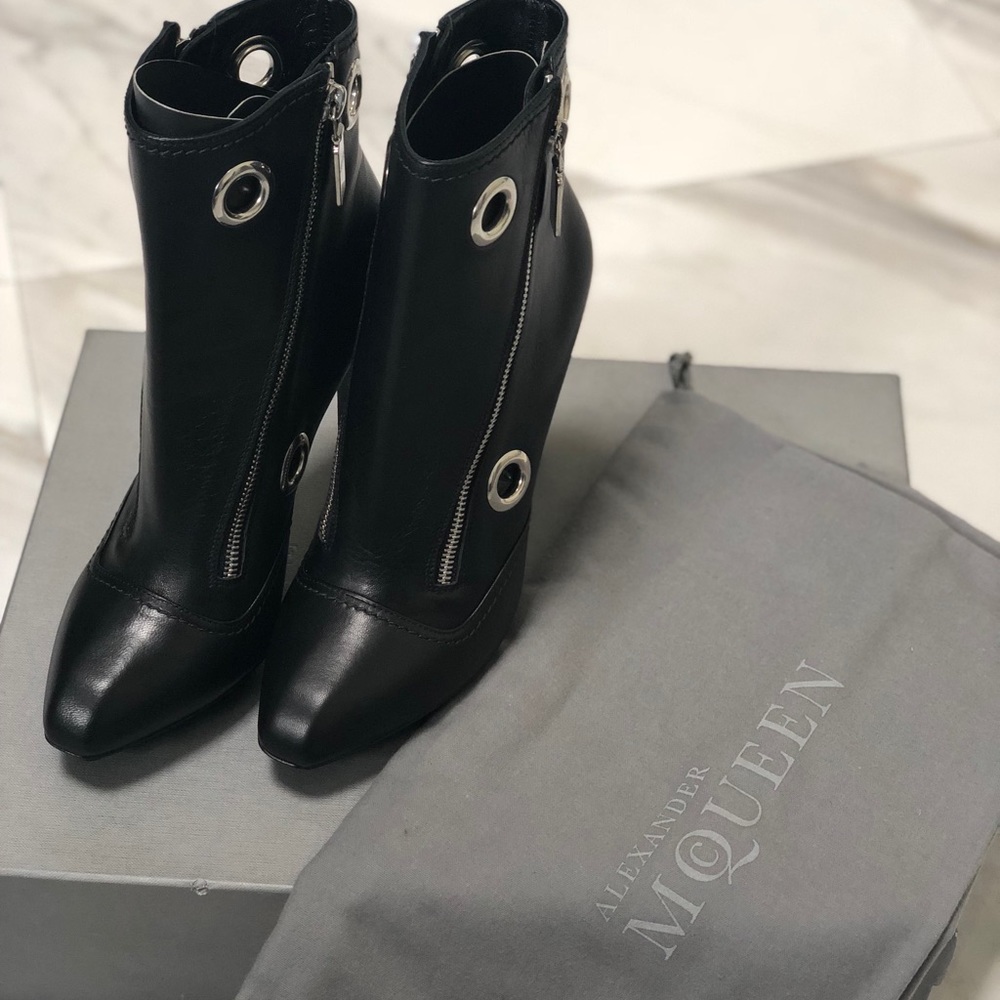 Alexander McQueen boots 39